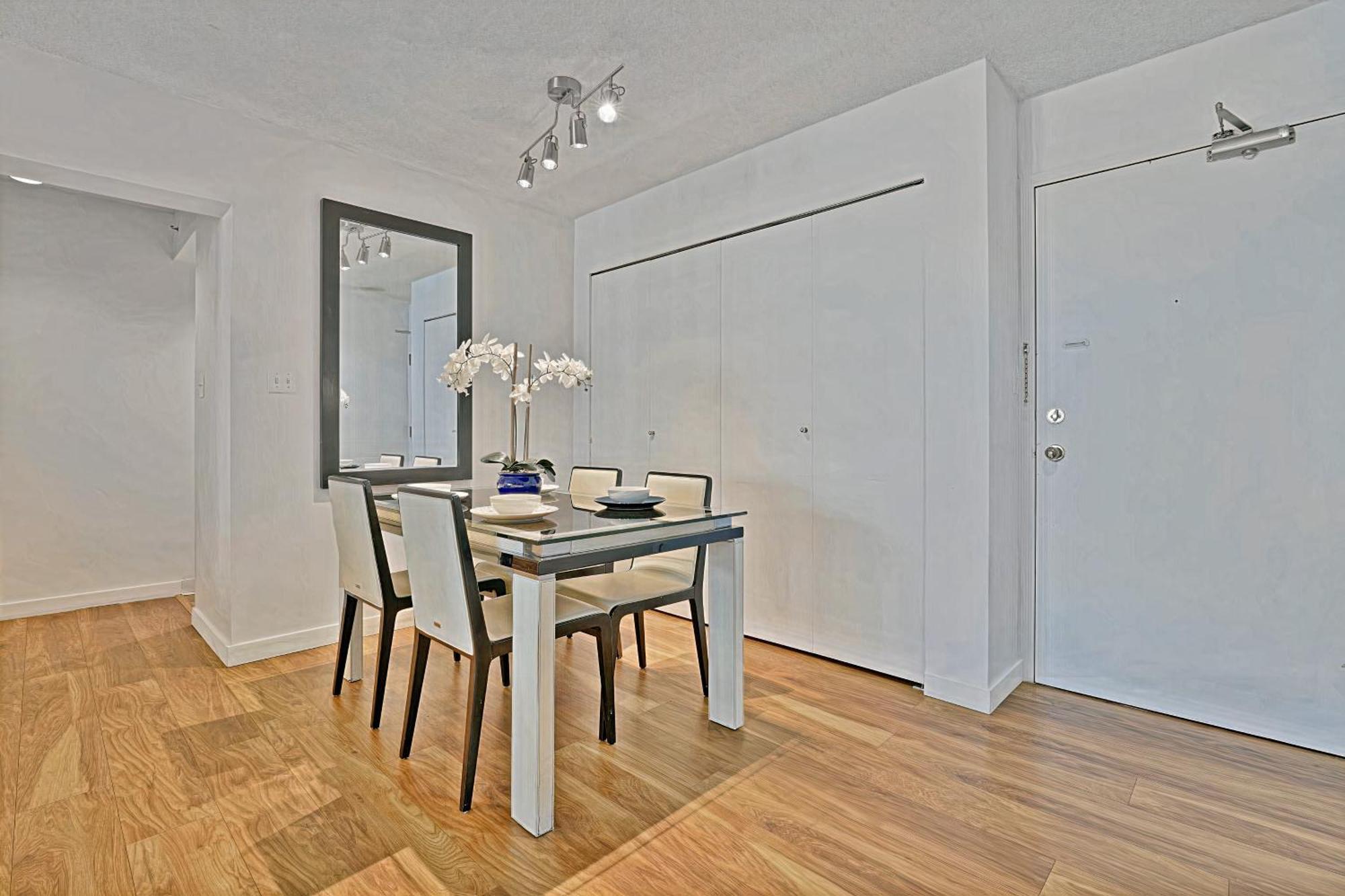 Prime Location Stylish Two-Bedroom Apartment Overlooking Downtown Ванкувър Екстериор снимка